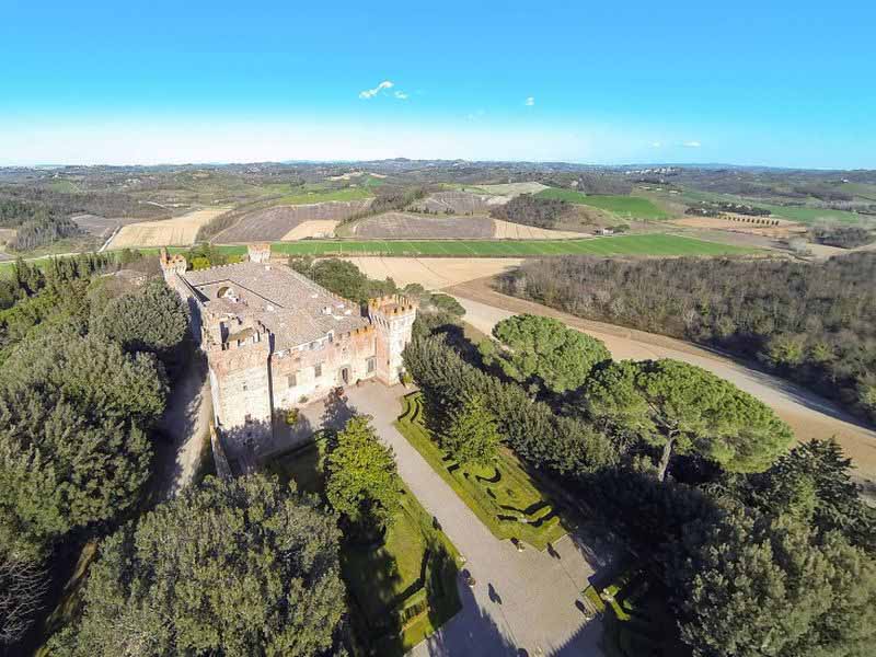 Il Castello del Brunelleschi è in vendita 1 Castello Brunelleschi Lionard Luxury Real Estate