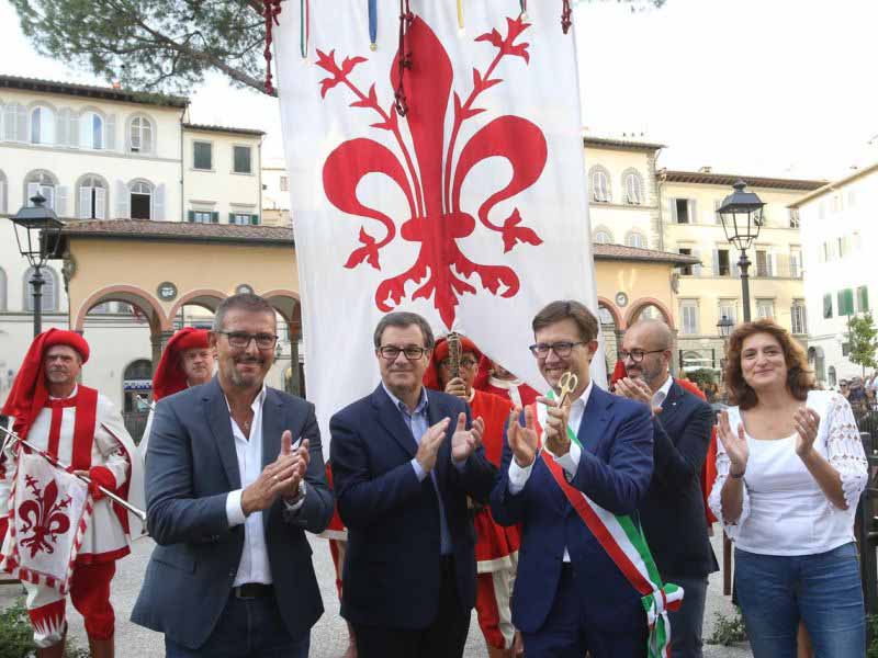Piazza Ciompi Firenze inaugurazione dopo i lavori, taglio del nastro