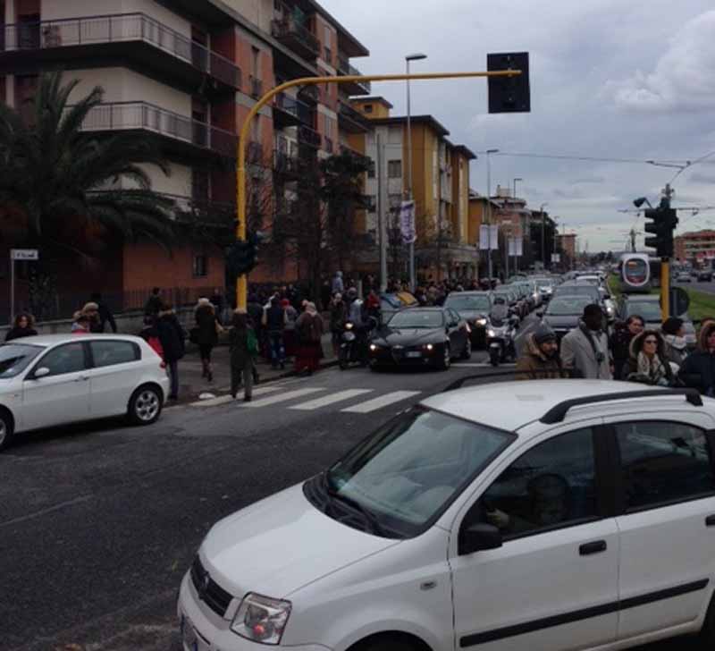 I passeggeri fatti scendere dal tram